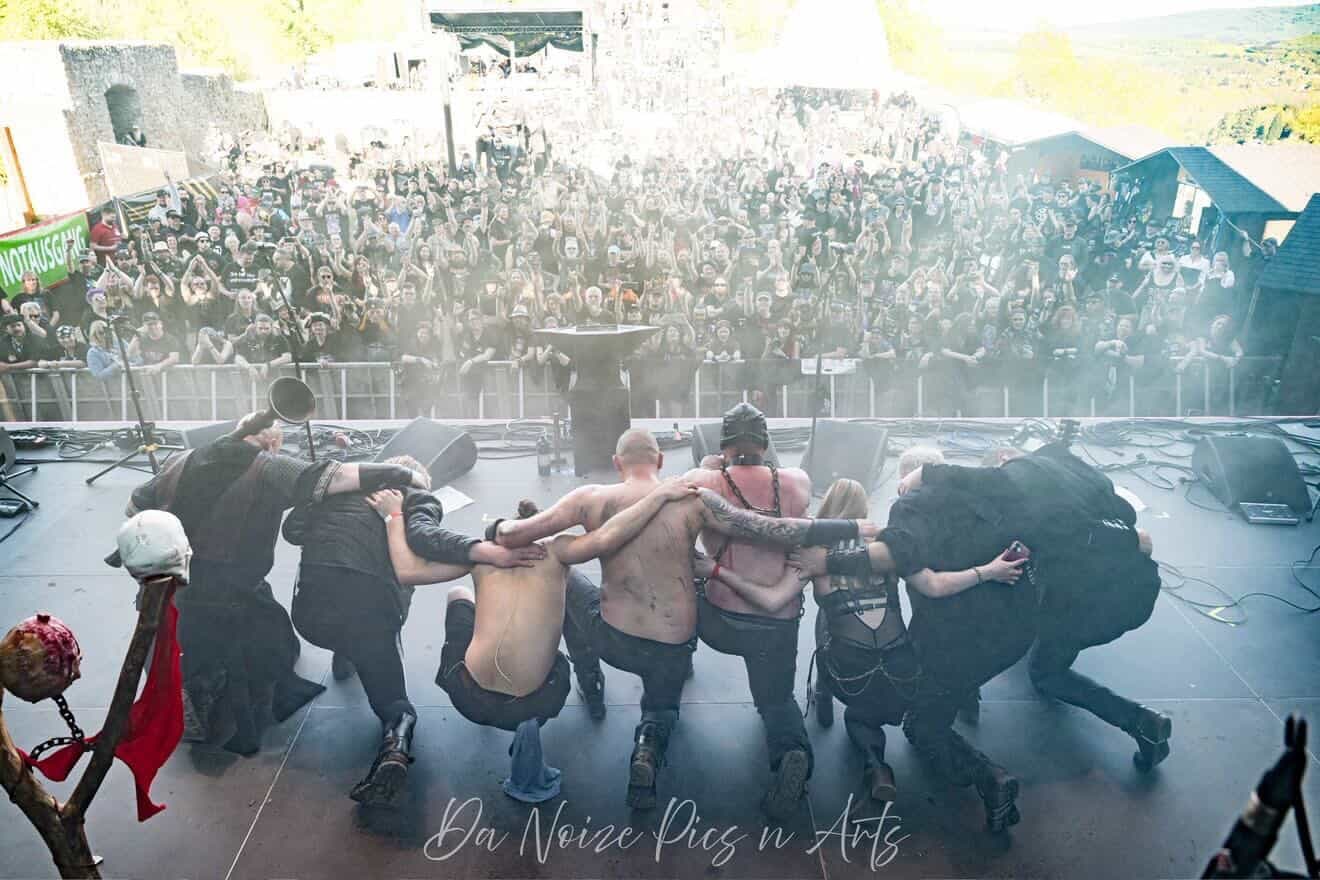 Ragnaröek auf der Bühne, Arm in Arm vor dem Publikum