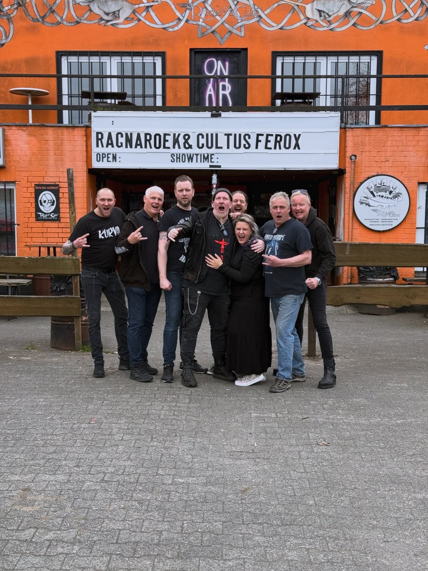 Bandfoto vor dem Riders Café
