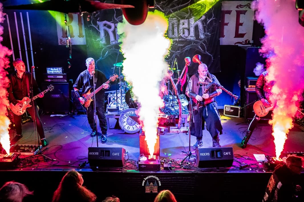 Band mit Rauchsäulen auf Bühne