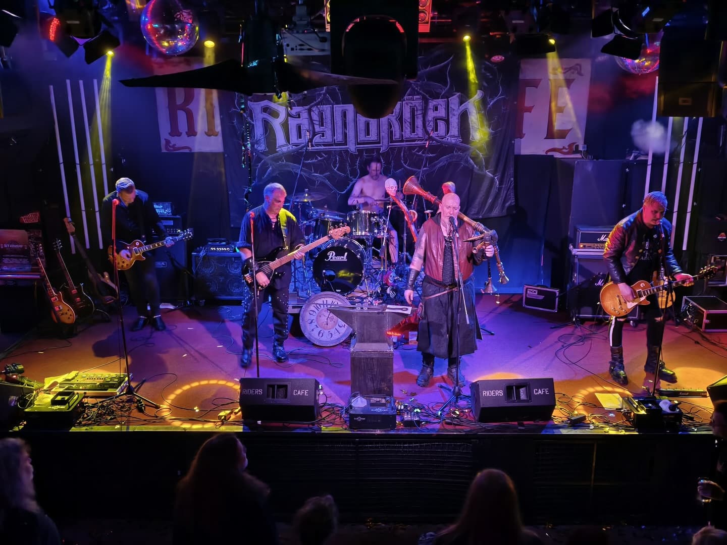 Ragnaröek live im Riders Café — volle Bühne in Blau und Gelb