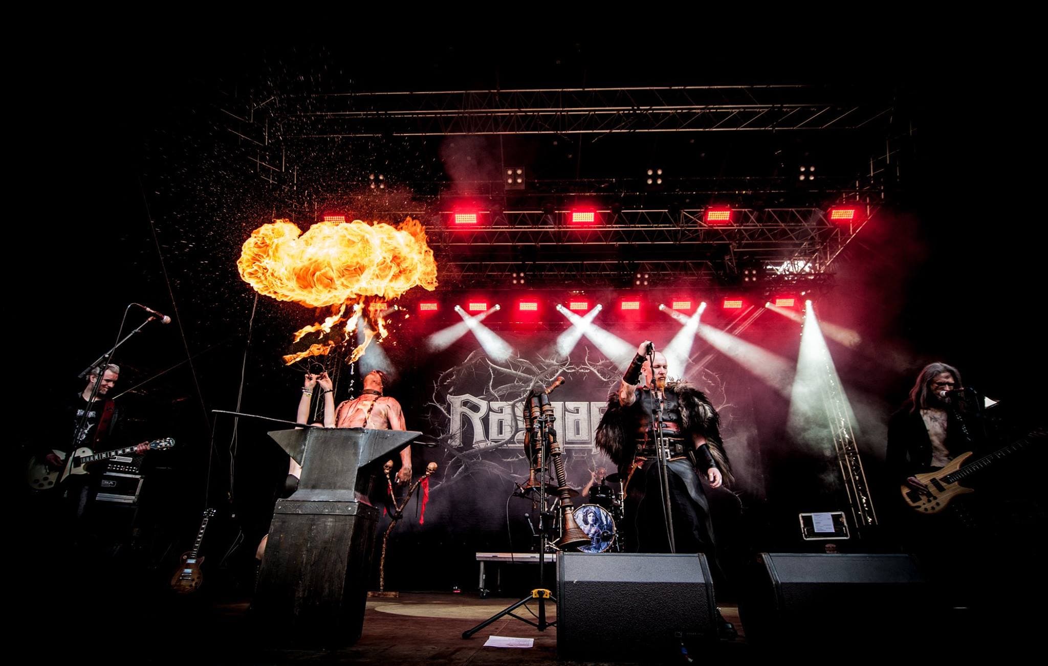 Ragnaröek live auf der Bühne mit Feuerfontäne