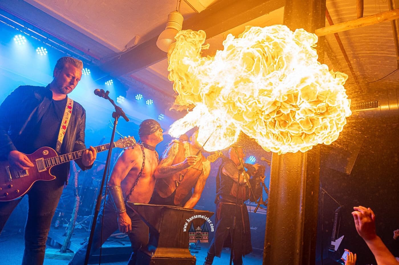 Feuerstoß über Publikum