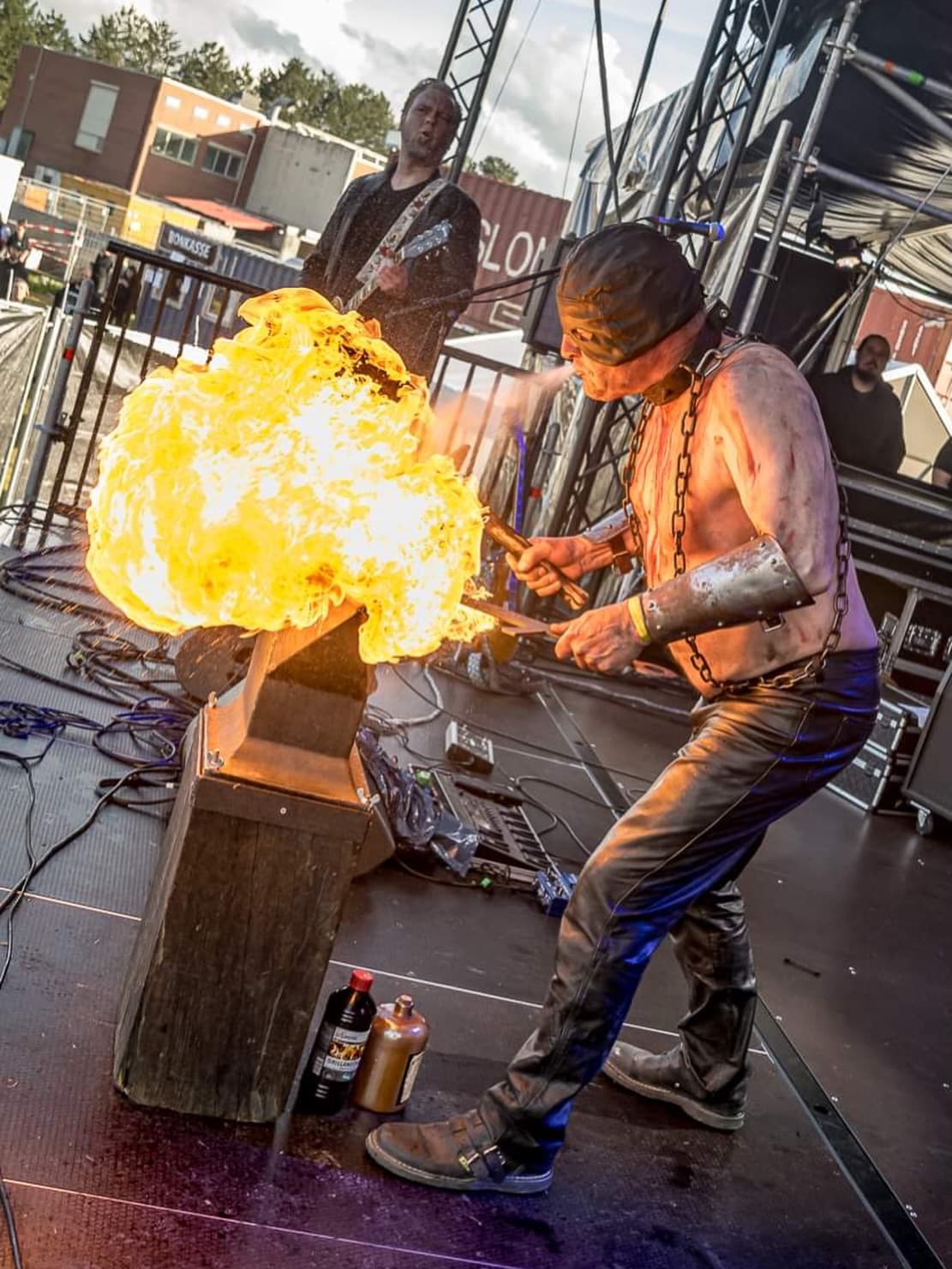 Schmied am Amboss mit Funken und Feuer